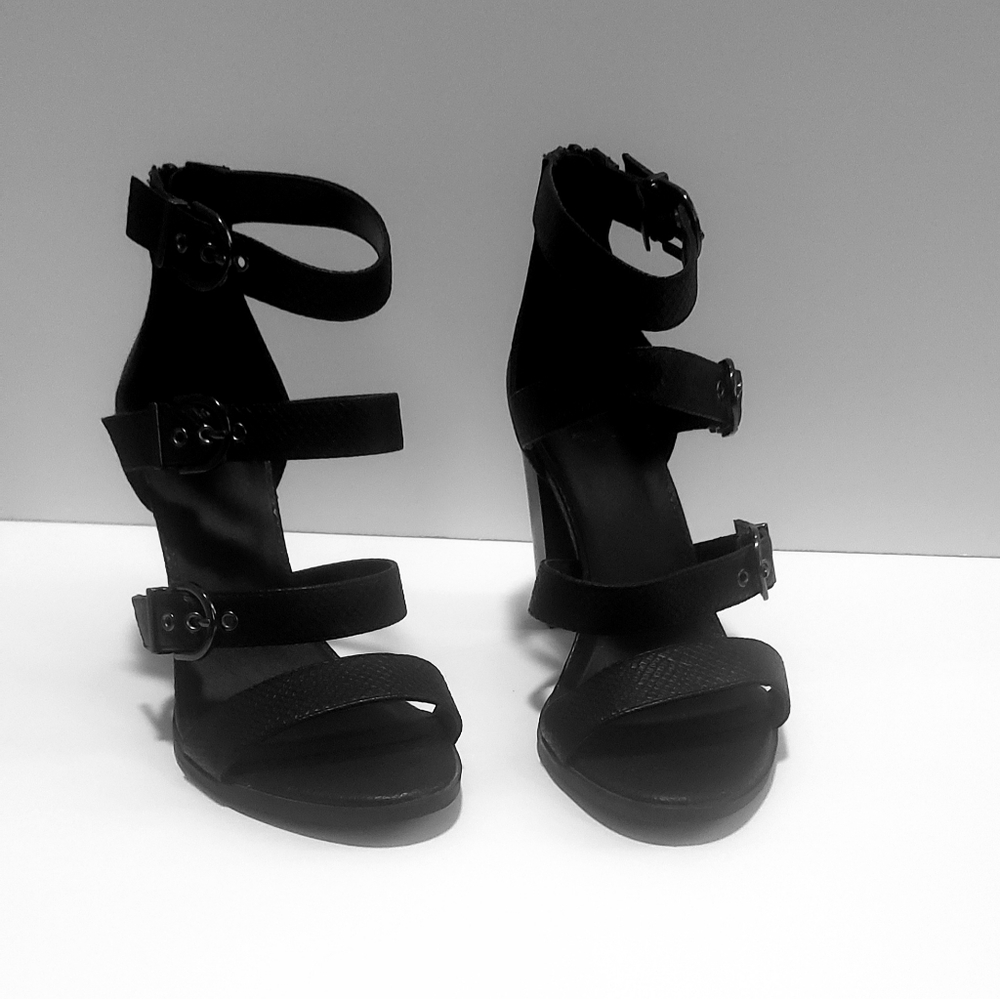 Vera Wang women's size 8.5 leather strap heels